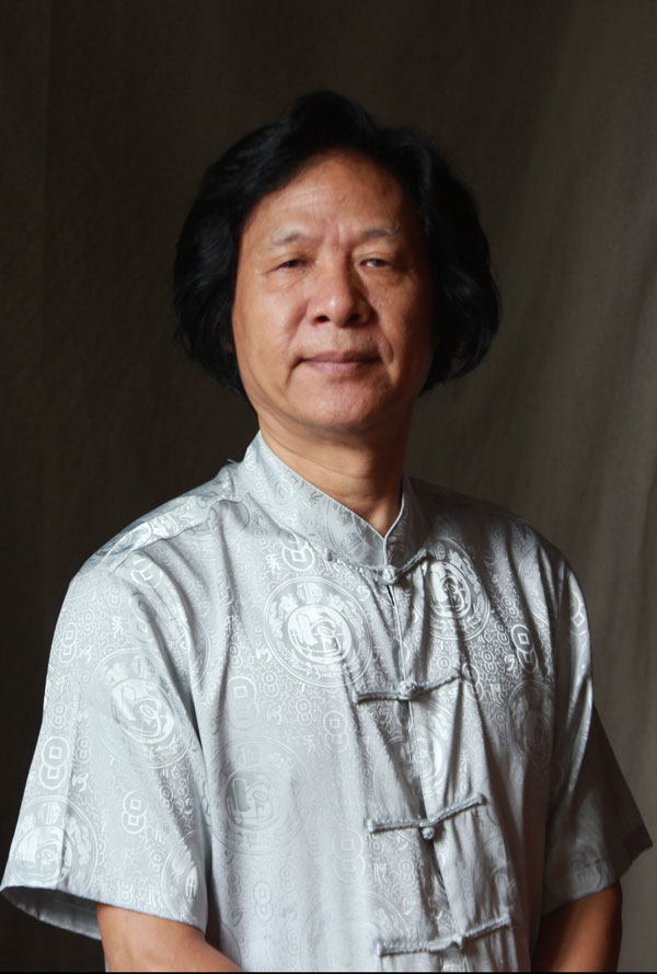艺术家覃日群